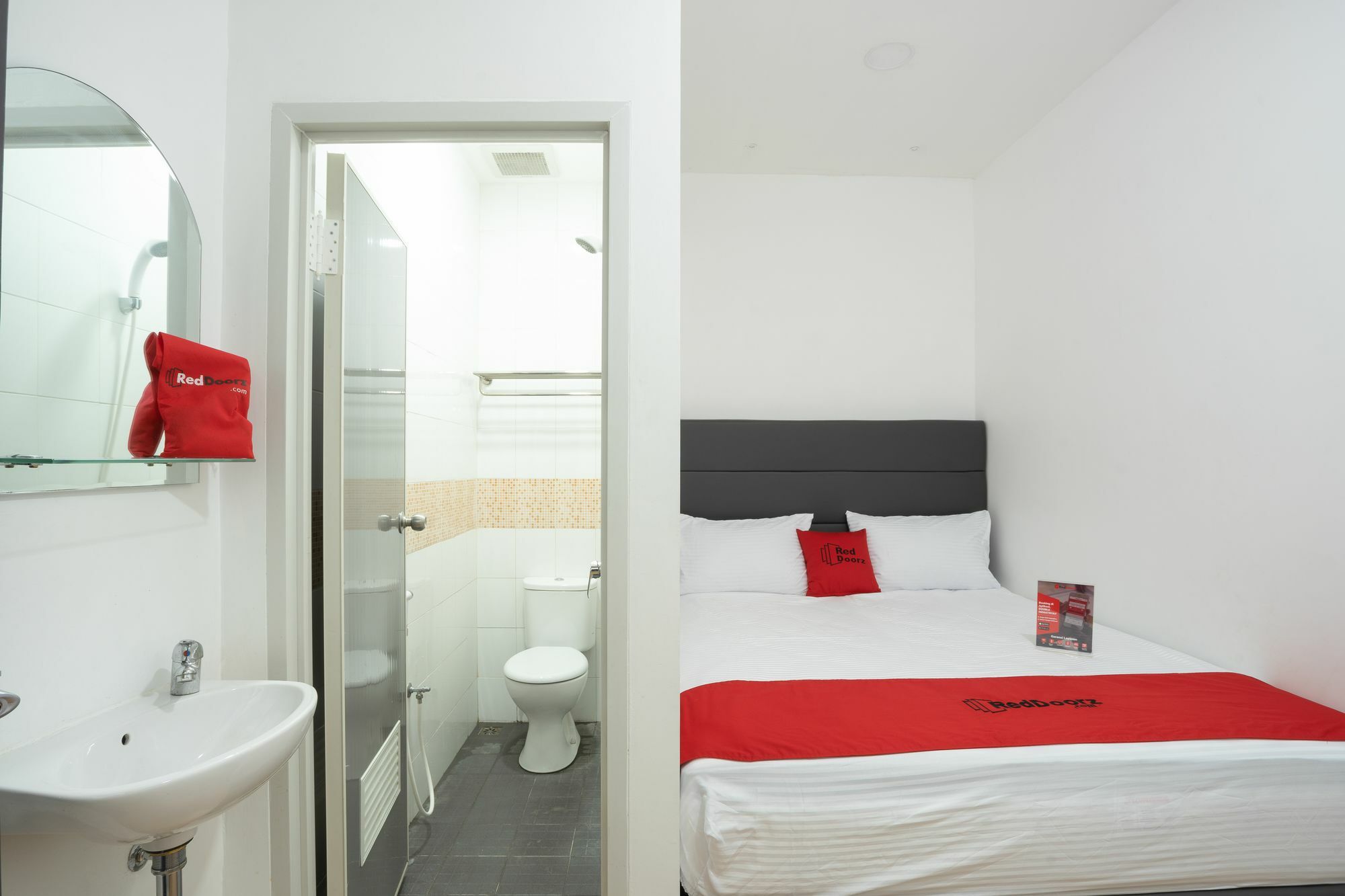 Reddoorz Plus @ Danau Sunter Utara Cakarta Dış mekan fotoğraf